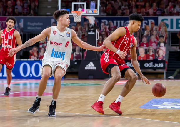 在防守逼抢 在防守逼抢